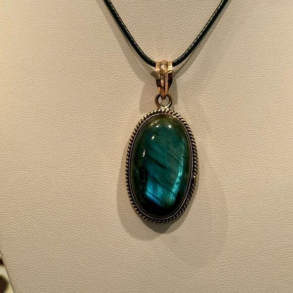 Stunning Large Oval Labradorite Necklace Pendant Womens Statement Piece New - Picture 5 of 8